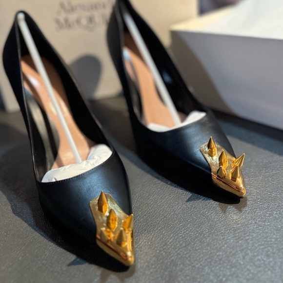 Alexander McQueen Punk Spike Gold Stud Black Leather Stiletto Pumps 10/40 NWT - Picture 4 of 10